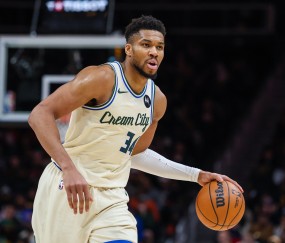 开云体育app下载官网-气还没消？字母哥半场仅出手5次 拿到8分7板5助&amp;3失误