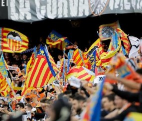 开云体育app下载地址-马卡：西甲批准巴萨更换主场，瓦伦球迷协会称其严重轻视客队球迷